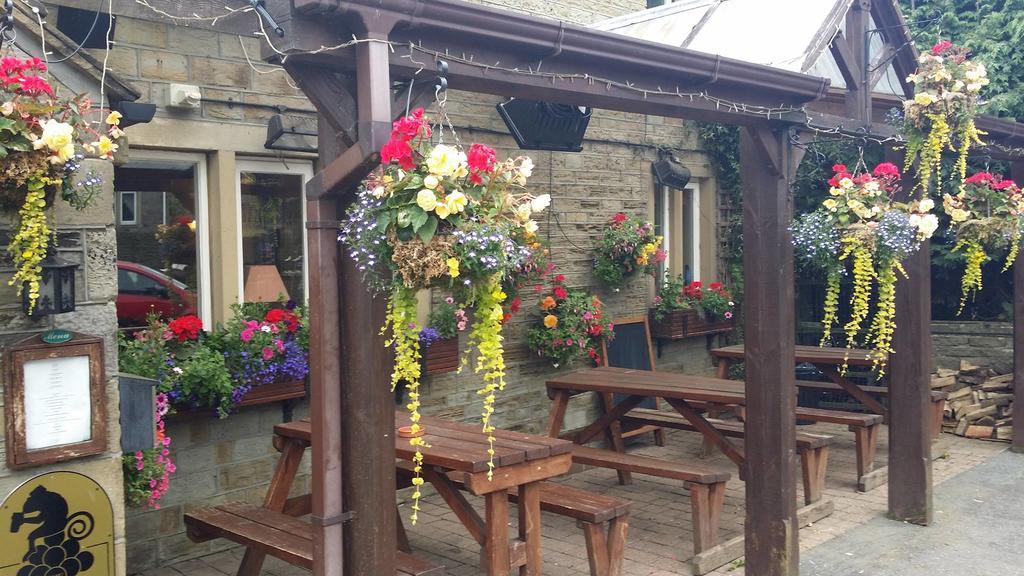 ホテル The Rose And Crown ハダーズフィールド エクステリア 写真